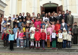 Викладачі, випускники й вихованці Центру християнського виховання дітей і молоді в Луцьку
