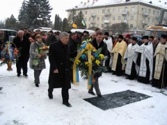 Після панахиди Прем’єр-міністр України Юрій Єхануров покладає квіти до пам’ятника. Фото Данила Зінкевича
