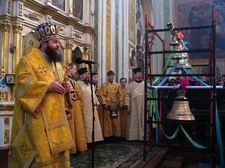 Єпископ Михаїл представляє парафіянам кафедрального собору нові дзвони. Фото прот. Віталія СОБКА