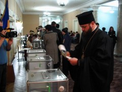 Єпископ Михаїл голосує. Фото прот. Віталія Собка
