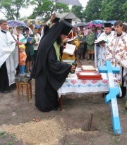 Єпископ Михаїл освячує місце під забудову храму Успіння Пресвятої Богородиці в с. Гайове Ківерцівського деканату. Фото Віталія Сарапіна