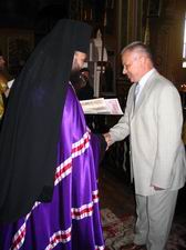 Єпископ Михаїл нагороджує благословенними грамотами журналістів. Фото Данила Зінкевича