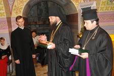 Єпископ Михаїл вручає диплом одному з випускників семінарії. Фото Сергія Дубинки