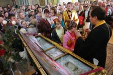 Біля мощей святої. Фото Сергія Дубинки