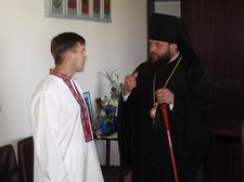Єпископ Михаїл вітає ковельського міського голову Сергія Кошарука. Фото Віталія Сарапіна