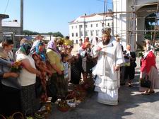 Єпископ Михаїл освячує першоплоди нового урожаю. Фото Віталія Сарапіна