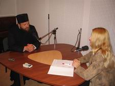 Єпископ Михаїл дає інтерв’ю в студії радіо «Луцьк». Фото прот. Віталія Собка