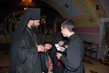 Єпископ Михаїл вручає студентський квиток одному з вихованців-першокурснків. Фото Сергія Дубинки