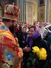 Єпископ Луцький і Волинський Михаїл приймає вітання від парафіян з нагоди Дня ангела. Фото прот. Віталія Собка