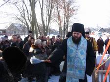 Єпископ Михаїл освячує місце під будівництво храму Архістратига Михаїла в с. Павлівка Іваничівського деканату. Фото Віталія Сарапіна