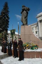 Під час панахиди по Тарасові Шевченку. Фото Сергія Дубинки