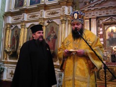 Єпископ Михаїл вітає протодиякона Володимира Мельничука з високою нагородю. Фото прот. Віталія Собка