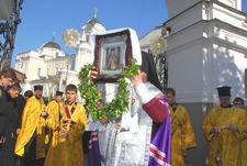 Єпископ Михаїл благословляє чудотворною іконою святителя Луки Кримського учасників хресної ходи. Світлина Сергія Дубинки