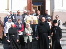 Єпископ Михаїл із паломниками, які щойно повернулися з Почаєва. Світлина прот. Віталія Собка