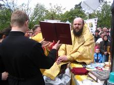 Єпископ Михаїл звершує таїнство Священства під час Літургії на Божій Горі, що поблизу Почаєва. Світлина Віталія Сарапіна