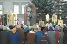 Лучани моляться до святителя Миколая Чудотворця перед його пам’ятником, що біля міської ради. Світлина Сергія Дубинки
