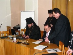 Єпископ Михаїл і ректор ВДУ Ігор Коцан підписують угоду про співпрацю. Фото прот. Віталія Собка