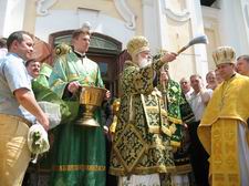 Патріарх Філарет окроплює освяченою водою православних лучан. Світлина прот. Віталія Собка