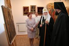 Патріарх Філарет оглядає експозицію музею волинської ікони. Світлина Сергія Дубинки