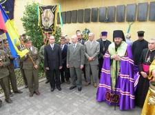 Єпископ Михаїл виголошує слово під час панахиди у дворі колишньої луцької тюрми. Фото Сергія Дубинки