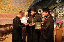 Вручення довгоочікуваного диплому про духовну освіту, 18 червня 2005 р. Фото Сергія Дубинки