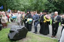Квіти до символічного каменя, де згодом має постати пам’ятник князю Романові Мстиславичу. Фото Сергія Дубинки