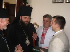 Єпископ Михаїл вітає ковельського міського голову Сергія Кошарука. Світлина Данила Зінкевича
