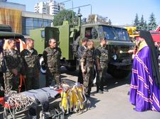 Єпископ Михаїл освячує техніку та особовий склад волинських представників МНС. Світлина прот. Віталія Собка