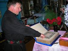 Настоятель церкви протоієрей Володимир Прус показує храмові реліквії. Світлина Юрія Ричука