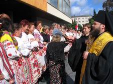 Єпископ Михаїл окроплює освяченою водою волинських вишивальниць. Світлина прот. Віталія Собка