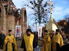 Під час освячення бані храму Святої Трійці в с. Липини Луцького районного деканату. Світлина Володимира Молявчика