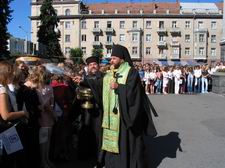 Владика Михаїл освячує першокурсників Волинського держуніверситету ім. Лесі Українки