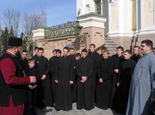 Єпископ Михаїл розповідає рівненським семінаристам про минуле й сьогодення луцького кафедрального собору. Світлина прот. Віталія Собка