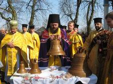 Єпископ Михаїл випробовує щойноосвячені дзвони храму Святителя Василія Великого в с. Хорлупи Ківерцівського деканату. Світлина Дмитра Черенюка