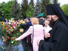 Єпископ Михаїл вшановує полеглих у Другій світовій війні. Світлина прот. Віталія Собка