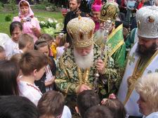 Патріарх Філарет благословляє луцьких дітей. Світлина прот. Віталія Собка