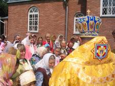 Єпископ Михаїл щедро окроплює лищенських парафія освяченою водою з нагоди престольного свята. Світлина Віталія Сарапіна
