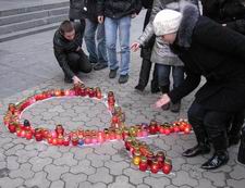 Під час акції в Луцьку з нагоди Всесвітнього дня боротьби зі СНІД. Світлина з сайта Volynnews.com