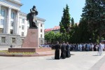 22 травня 2014 р. Луцький міський декан протоієрей Михайло Онищук відпраляє заупокійну літію по Тарасові Шевченку перед його пам’ятником в обласному центрі. Світлина інформаційної служби єпархії