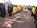 Архієпископ Луцький і Волинський Михаїл освячує хрест і місце, де будуватимуть храм Апостола Филипа – за Луцьком, у районі вул. Чернишевського (за ЗОШ № 13). Світлина інформаційної служби єпархії