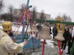 Архієпископ Луцький і Волинський Михаїл освячує дзвони храму Рівноапостольного князя Володимира в однойменному місті. Світлина інформаційної служби єпархії