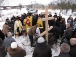 Архієпископ Луцький і Волинський Михаїл освячує хрест і місце під будівництво храму Рівноапостольної княгині Ольги в Ківерцях. Світлина інформаційної служби єпархії