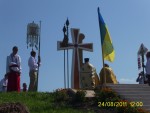 Декан протоієрей Володимир Присяжнюк освячує пам’ятний хрест на козацькій могилі в урочищі Тарасовка с. Гірка-Полонка Луцького районного деканату. Світлина Анни Присяжнюк