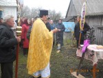 Молитву перед старим накупольним хрестом із втраченої дерев’яної церкви в селі Городище Ковельського районного деканату відправляє священик Микола Качмар. Світлина Оксани Мулярчук