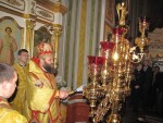 Архієпископ Луцький і Волинський Михаїл новий семисвічник кафедрального собору Святої Трійці. Світлина інформаційної служби єпархії