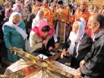 30 вересня 2012 р. Після освяти митрополитом Луцьким і Волинським Михаїлом накупольних хрестів новозбудованого храму Мучениць Віри, Надії, Любові та Софії в Маневичах. Світлина інформаційної служби єпархії