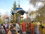 10 листопада 2012 р. Митрополит Луцький і Волинський Михаїл освячує капличку з пам’ятним хрестом на честь 20-ліття храму Великомучениці Параскеви-П’ятниці в с. Чаруків Луцького районного деканату. Світлина інформаційної служби єпархії