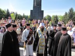 9 травня 2013 р. Митрополит Луцький і Волинський Михаїл та священнослужителі кафедрального собору Святої Трійці відправляють заупокійну літію на Меморіалі обласного центру. Світлина інформаційної служби єпархії