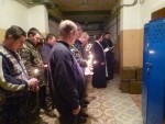 10 грудня 2013 р. Маневицькі священики проводять молебень у зоні АТО. Світлина з архіву протоієрея Андрія Закидальського