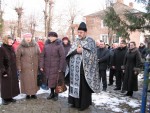 12 грудня 2014 р. Рожищанський декан протоієрей Василь Шняк править заупокійну літію з нагоди Дня вшанування учасників ліквідації наслідків аварії на ЧАЕС. Світлина з архіву священика.